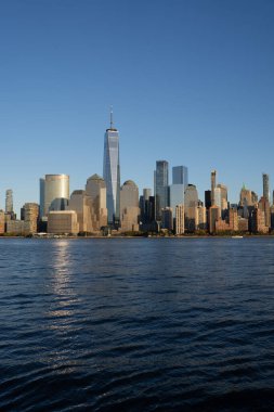 New York 'un panoramik manzarası, Birleşik Devletler. Manhattan 'ın ortasındaki New York şehrinin silüeti. ABD, New York, New York, Manhattan. Amerikan büyük şehri. Aşağı Manhattan silueti. New Jersey 'den New York