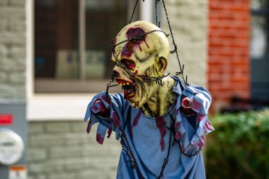 Mutlu Cadılar Bayramı. Cadılar Bayramı balkabağı ve dekore edilmiş ev için iskelet. Evin ön bahçesindeki korkunç dekorasyonlar. Şeker mi şaka mı? Cadılar Bayramı geçmişi. Cadılar Bayramı ve Şükran Günü