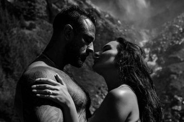 Tutkulu bir çift ve arzu. Seksi çift flört ediyor. Tutku dokunuşu. Romantik insanları severim. Şehvetli aşıkların seksi vücudu. Birbirine aşık güzel bir çift. Şefkatli aşıklar. Çift kucaklaşır ve öpüşür