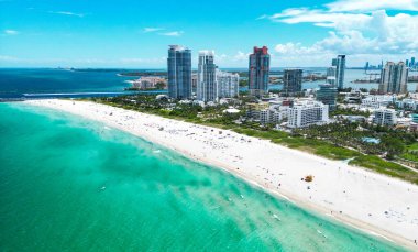 South Pointe Parkı 'nın havadan görünüşü. Miami Plajı. Florida mı? ABD. Miami Beach 'te hafta sonu. Miami şehrinin havadan panoramik manzarası, binalar, marina, yatlar ve lüks daireler.