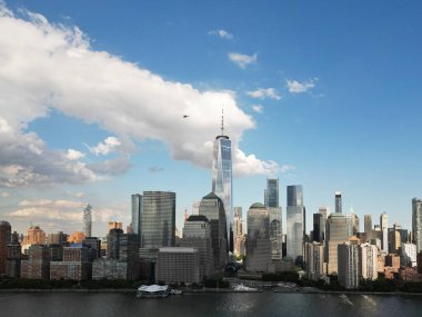 NYC, New York 'un siluetinin drone görüntüsü. Manhattan