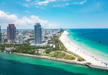 Miami Beach, South Beach, Florida, ABD. Miami sahili. Miami Plajı ve şehir manzarasının havadan görüntüsü. Miami sahili kıyı şeridi, hava manzaralı.