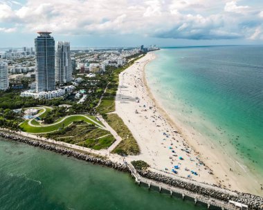 Florida, ABD 'den Miami Beach sahnesi. Miami sahili. Miami Plajı ve şehir manzarasının havadan görüntüsü. Miami sahilinin kıyı şeridi, hava manzaralı. Ünlü Amerikan simgeleri. ABD 'de yaz yolculuğu