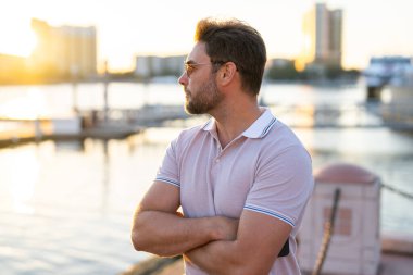 Günlük kıyafetleriyle Tampa 'da gezen şehir tarzı bir adam. Amerikan şehrinde günlük kıyafetleri olan çekici bir adamın portresi. Şehir modasında yakışıklı bir genç adam sokakta yürüyor.