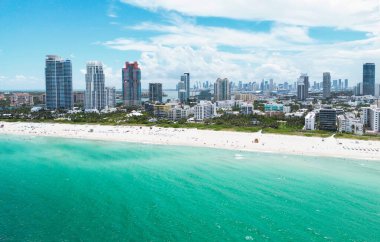 Miami şehir manzarası. Miami Sahili 'nin silueti tepeden. Miami sahil şeridi. Miami Beach Florida 'daki lüks dairelerin panoramik manzarası. Surfside Sahilinin Hava Görüntüsü