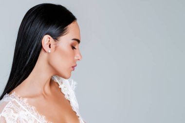 Vücudu zayıf ve seksi iç çamaşırı mankeni. İç çamaşırlı seksi kadın. İç çamaşırlı kadın, sutyen ve külot. Seksi doğal çıplak vücut. İzole edilmiş stüdyo geçmişine karşı poz veren kadın model