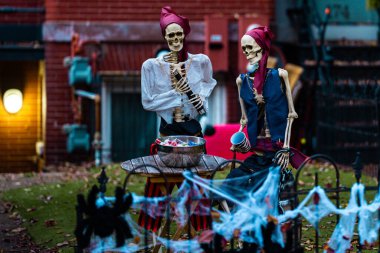 Cadılar Bayramı evi dekorasyonları iskelet, balkabağı ve hayaletler Cadılar Bayramı evinin verandasında. Cadılar Bayramı balkabağı ve dekore edilmiş ev için iskelet. Bir evin Cadılar Bayramı Bahçesi, Şeker mi şaka mı?