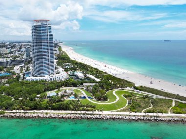 Miami Sahili 'nin havadan görüntüsü. Florida mı? Miami kıyı şeridinin havadan görüntüsü. Güney Sahili, Miami Sahili Panorama manzaralı. South Pointe Parkı 'nın havadan görünüşü