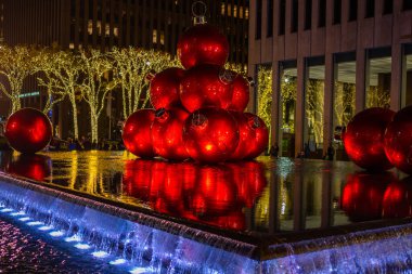 New York 'ta Noel. NYC, Yıl. New York Noel 'i kutluyor. Büyük kırmızı Noel toplarıyla kışın Manhattan 'da. New York 'ta. Kış tatilinde Manhattan. Manhattan 'da Noel Süslemeleri