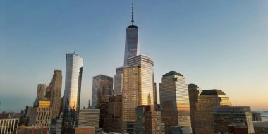 Jersey 'den Hudson Nehri üzerindeki gökdelenli New York silueti. Manhattan, Midtown, NYC, ABD. New York 'un iş bölgesinde gökdelenler, binalar, New York kuleleri. New York 'un gökyüzü manzarası