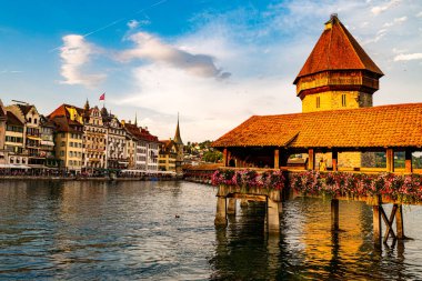 Lucern City 'de turistik Chapel Köprüsü var. Lucerne şehir manzarası. Lucerne Kantonu. Lucern İsviçre. Lucerne 'nin tarihi şehir merkezinde güneş doğuyor ünlü Chapel Köprüsü ve Lucerne Gölü ile