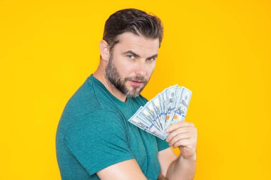 İş adamı para sayıyor. Yakışıklı orta yaşlı adam 100 dolarlık banknotları tutuyor. Elinde para tutan adam. Finansal başarı. Dolar nakiti olan zengin bir adam, 100 dolar.