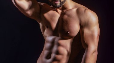 Kaslı erkek gövdesi, altılı paket. Karın kasları, omuzları ve göğsü mükemmel. Abs 'ı kapat. Gövdeye yakın. Ab. Kaslı gövde ve yırtık karın kasları. Seksi kaslı erkek vücudu. Gövdesi çıplak bir adam karın kası gösteriyor.