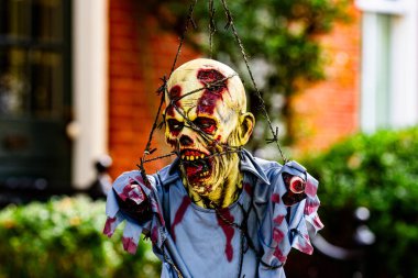 Cadılar Bayramı süslemeleri. Cadılar Bayramı balkabağı ve dekore edilmiş ev için iskelet. Bir Amerikan evinin ön bahçesinde dekore edilmiş korkunç bir şey. Şeker mi şaka mı? Cadılar Bayramı geçmişi. Cadılar Bayramı 'nın sonbahar tatili