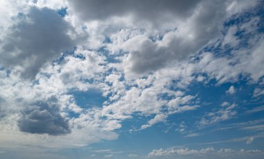Mavi gökyüzünde bulut. Boş uzayı olan yumuşak, yumuşak bulutlar. Güzellik konumu hediye promosyon, yaz cenneti rüya gibi konsept. Yumuşak bulutları olan gerçek gökyüzü arkaplanı. Bulutlu Poster