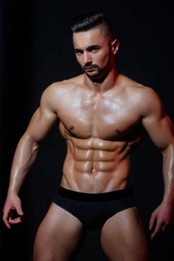 Seksi üstsüz genç adam seni. Yakışıklı kaslı adam. Formda seksi erkek modelin seksi vücudu. Mükemmel kaslı vücudu olan bir güzellik adamı. Seksi, çıplak, genç, orta doğulu adam kaslı vücudunun tadını çıkarıyor.