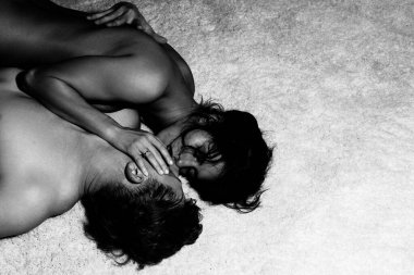 Çıplak seksi vücut. Sarılıp kucaklaşan genç bir çift. Çıplak vücutlu seksi çiftler için aşk anları. Aşık seksi bir çift. Dokunaklı vücut. Çıplak vücutlu genç aşıkların tutkusu.