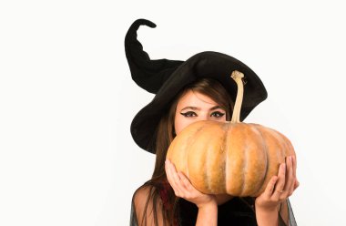 Balkabağı kafalı Jack Lantern. Şeker mi şaka mı? Balkabağıyla poz veren kadın. Cadıların şapkası ve kostümü içinde balkabağı tutan genç ve güzel bir kadın.