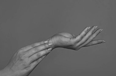 Ellerini uzat. Elini uzat. Şehvetli bir dokunuş. Güzel Kadın Elleri. Kadın Elleri Kremi, Losyon. Spa ve Manikür konsepti. Kadın eli işte. Yumuşak ten, cilt konsepti. El Cilt Bakımı