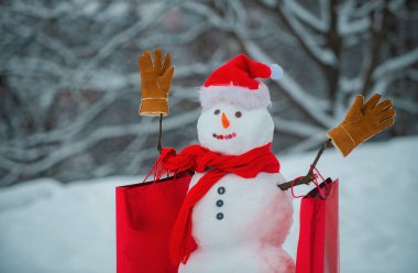 Komik kardan adamların Noel hediyesi olur. Tatil posteri tasarımı. Yeni yıl tebrik kartı. Mutlu Noeller ve mutlu yıllar. Mutlu Noeller ve fotokopi çekimli yeni yıl tebrik kartı