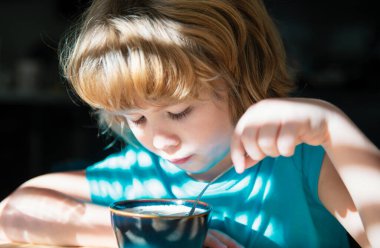 Çocuk çorba içiyor. Çocuklar için sağlıklı beslenme. Ev yemeği çocuklar içindir.