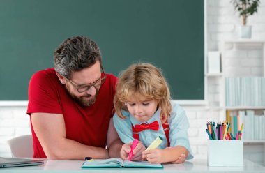 Öğrenci ve öğretmen sınıfında ders veren bir öğrenci. Öğretmen ve küçük öğrenci portresi, öğretmenler günü.