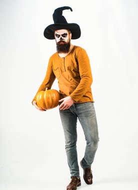 Kanlı yüzlü şeytan adam, tam boy. Mutlu Cadılar Bayramı çıkartmaları. Cadılar Bayramı kutlaması. Siyah arka planda insan şeytanı. Kan makyajlı Cadılar Bayramı sakallı adam.