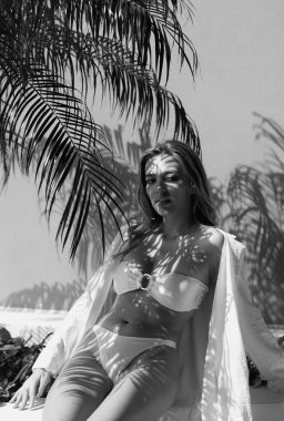 Yaz bikinili şehvetli bir kadın, seksi bir mayo. Güzel kadın yüzü. Güzel yaz genç mankeni mükemmel ince vücutlu