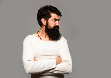 Kendine güvenen ciddi bir adamın portresi sakalı ve bıyığı var, ciddi ve izole görünüyor. Stüdyodaki hippi adam modelleri. Berber dükkanında uzun sakallı ve bıyıklı bir berber. Sakallı adam.