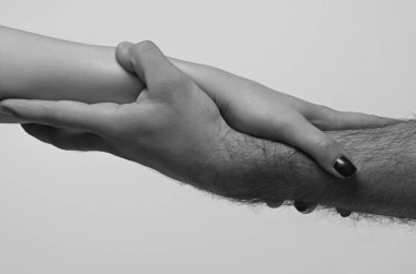 Yardım eli uzatıyorum. El ele tutuşun, kapatın. Yardım eli uzatıyorum. Kurtarma, el hareketlerine yardım etme. Kurtuluş ilişkileri. Yardım eli uzatıyoruz, akrabayız. Yardım kolu, hayır işi.