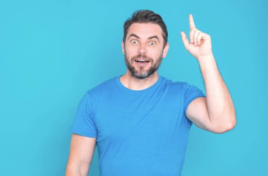 Fikir üreten adam, eureka fikri. İnsan portresinin birçok fikri vardır. İşaret parmağı olan bir adamın tanıtım teklifi sunacak bir fikri var. Karar verme süreci. İyi fikir.