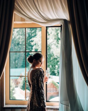 Şampanyalı şenlikli kadınlar. Kutlama konsepti. Lüks bir kutlama ve tatil. Lüks bir kutlama partisinde güzel, mutlu bir kadın. Doğum günü ya da yeni yıl kutlaması