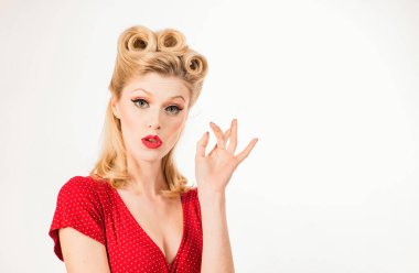 Beauty Woman portresi. Güzel kız parmaklarını fotokopi alanını işaret ediyor.