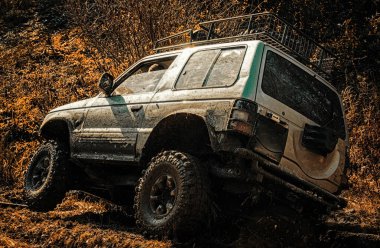 Tekerlekleri ve kumdaki toza dönüşen off-road 'u hareket ettir. Sürüklenen yarış arabası lastik yakar. Aşırıya kaçmış. Off-road arabası. Yarışa hazırlanan lastikler