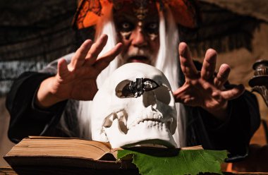 Dehşet. Cadılar Bayramı 31 Ekim. Cadı şapkalı şeytan. Komik karakter çizgi romanı Drakula. Kanlı gözlü şeytan.