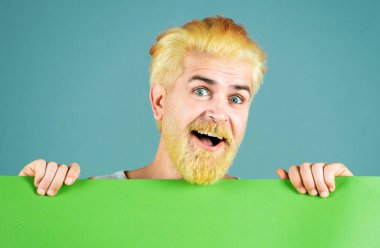 Mutlu Adam beyaz tahtayı gösteriyor. Reklamcılık. İzole edilmiş insan portresi. Mutlu orta yaşlı adam boş kağıt sunuyor.