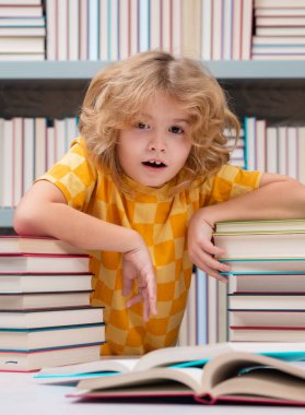 Okul ve eğitim kavramı. Bir kitapçıda ya da okul kütüphanesinde kitap okuyan çocuklar