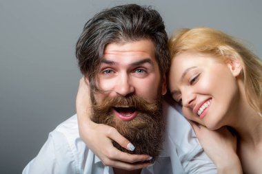 Birbirine aşık bir çift. Şehvetli aşıkların portresi. Sakallı adam. Sarışın kadın. Yakından bir portre.