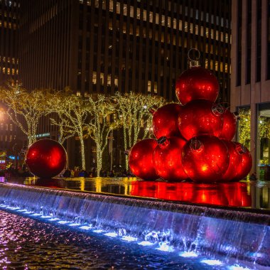 NYC Kış Etkinlikleri. New York, New York Şehri yeni yılı kutluyor. Manhattan, kışın şehir merkezinde. New York, Manhattan kış tatillerinde. Manhattan 'ın göbeğinde dev Noel süsleri