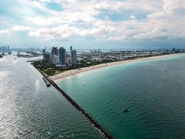 Miami Sahili 'nin havadan görüntüsü. Florida mı? Miami kıyı şeridinin havadan görüntüsü. Güney Sahili, Miami Sahili Panorama manzaralı. South Pointe Parkı 'nın havadan görünüşü