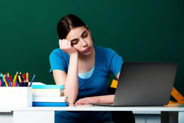 Lisedeki bir öğrenci. Lisedeki bilgi. Lise ya da üniversite konsepti. Genç üniversite öğrencisi tahtanın yanında çalışıyor. Eğitim konsepti. Lisede ders ve ödev