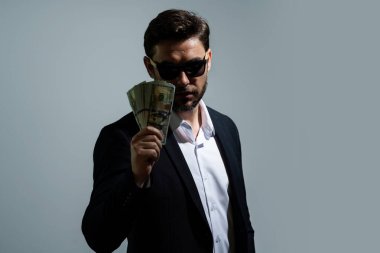 Para banknotları olan bir iş adamı. Dolar banknotları olan bir erkek girişimci. Şanslı patron, sigortacı, menajer. Parası olan serbest çalışan biri. Kopyalama alanı olan beyaz pankart için