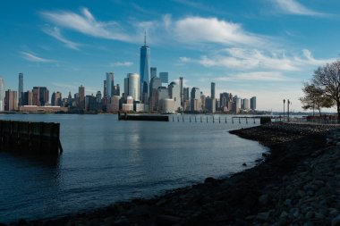 New York, Birleşik Devletler. Manhattan 'ın ortasındaki New York şehrinin silüeti. ABD, New York, New York, Manhattan. Amerikan büyük şehri. Aşağı Manhattan silueti. New Jersey 'den New York. Manhattan şehir merkezi Mavi gökyüzü