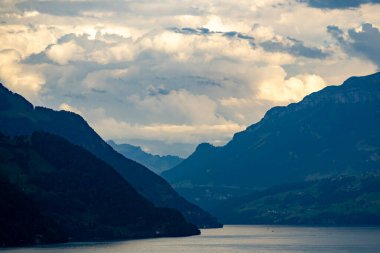 İsviçre 'deki gibi Alp dağlarında seyahat et. İsviçre 'deki Alp Dağları. İsviçre Alplerindeki orman. İsviçre 'nin doğası gereği panoramik. İsviçre göllerinin doğası. İsviçre manzarası