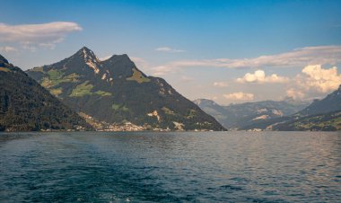Alp dağları ve İsviçre 'deki gibi. İsviçre 'de Alpler doğası. İsviçre Alpleri. Alplerdeki cennet gibi dağ manzarasının panoramik görüntüsü. İsviçre göllerinin doğası. İsviçre manzarası