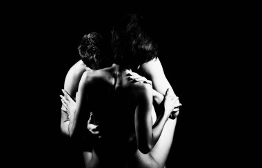 Çıplak seksi vücut. Sarılıp kucaklaşan genç bir çift. Seksi çiftler için aşk anları. Aşık seksi bir çift. Vücuda ve zevke dokunmak. Çıplak vücutlu genç aşıkların tutkusu.
