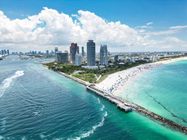 South Pointe Parkı 'nın havadan görünüşü. Miami Plajı. Florida mı? ABD. Miami Beach 'te hafta sonu. Miami şehrinin havadan panoramik manzarası, binalar, marina, yatlar ve lüks daireler.