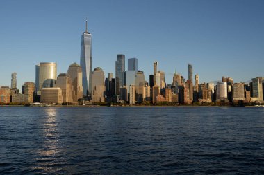 Manhattan silueti, New York, ABD. Manhattan 'ın ortasındaki New York şehrinin gökyüzü manzarası. ABD, New York, New York, Manhattan. Amerikan büyük şehri. Aşağı Manhattan silueti