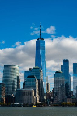 New York, Birleşik Devletler. Manhattan 'ın ortasındaki New York şehrinin gökyüzü manzarası. ABD, New York, New York, Manhattan. Amerikan büyük şehri. Aşağı Manhattan silueti. New Jersey 'den New York. Manhattan şehir merkezi.