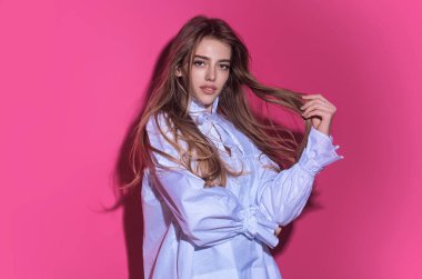 Seksi kadın yüzü. Stüdyoda pembe arka planda poz veren seksi sarışın kadın. Güzel model. Güzel kadın yüzü. Şehvetli kız, seksi model portresi. Doğal güzellik.